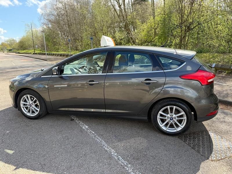 Used Ford Focus Zetec 125 HP (91 kW) 2015 Grey Hatchback