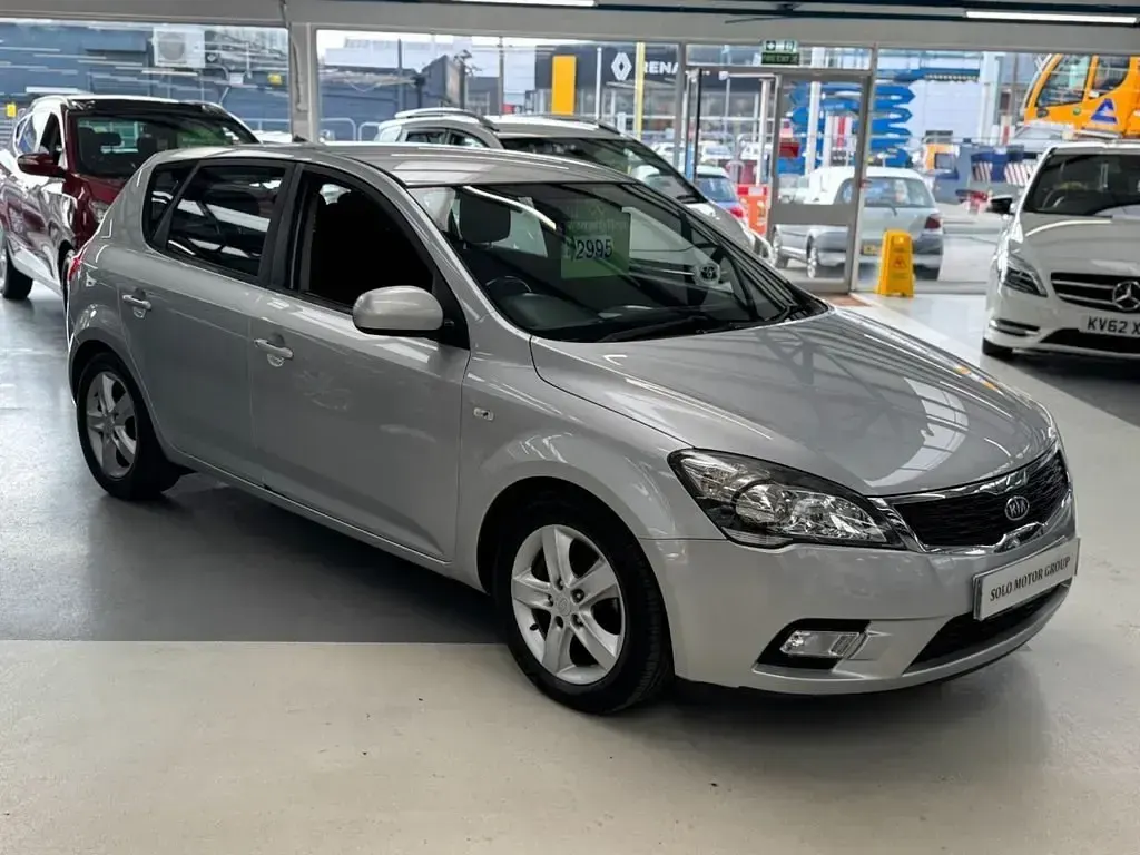 Używany Kia Ceed 124 KM (91 kW) 2009 Srebrny Hatchback