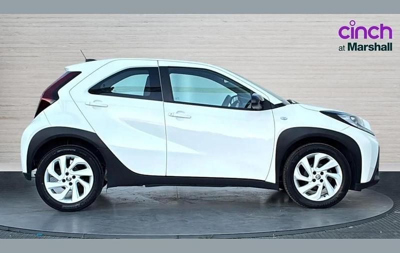 Used Toyota Aygo X PURE 72 HP (52 kW) 2022 White SUV
