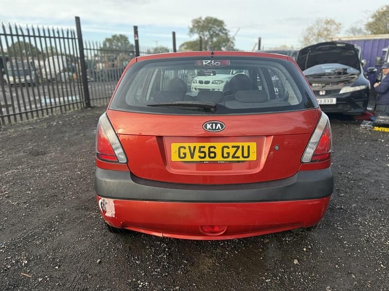 Used Kia Rio 97 HP (71 kW) 2006 Red Hatchback