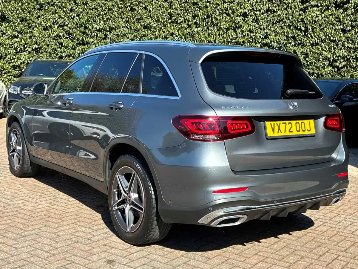 Usado Mercedes GLC300e AMG line 2022 Gris Familiar