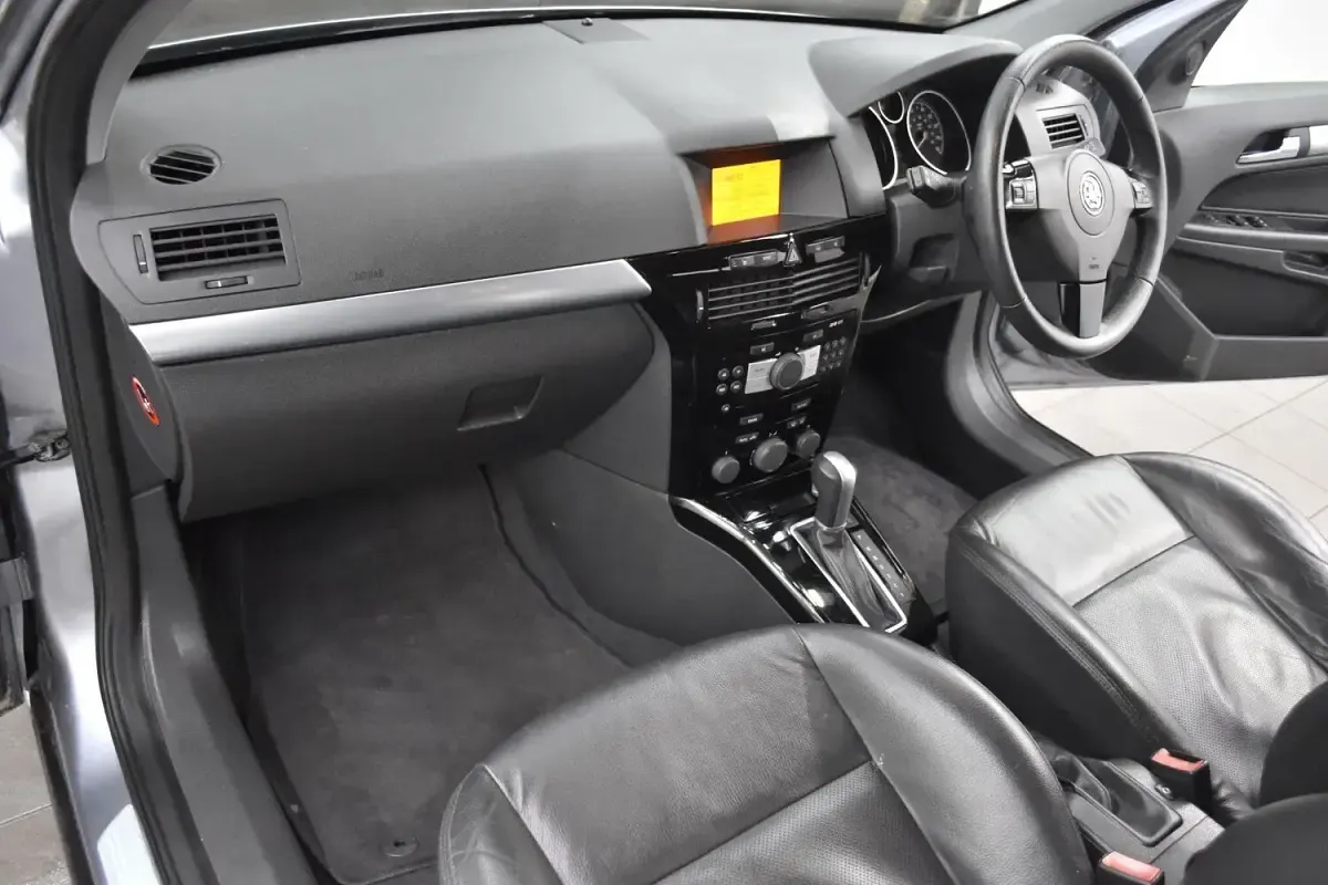 Used Vauxhall Astra Elite 138 HP (101 kW) 2008 Silver Hatchback