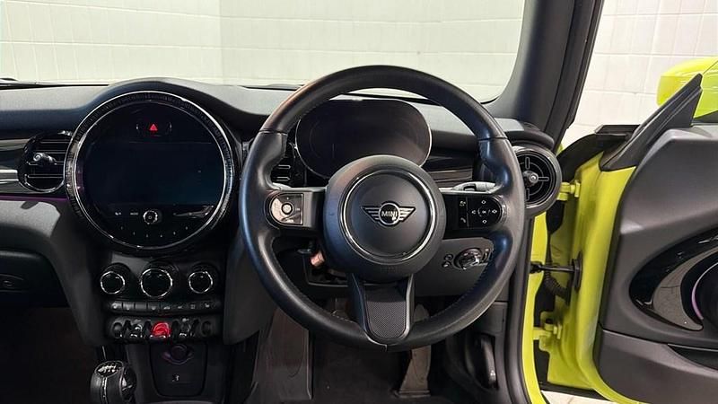 Begagnad Mini Cooper Cabriolet Classic 2022 Gul Cab