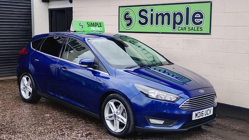 Used Ford Focus Zetec 120 HP (88 kW) 2016 Blue Hatchback