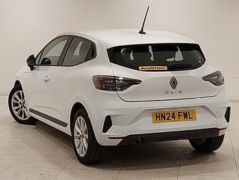 Used Renault Clio V Evolution 90 HP (66 kW) 2024 White Hatchback