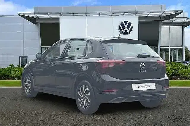 Käytetty VW Polo Life 95 HP (69 kW) 2024 Musta Viistoperä