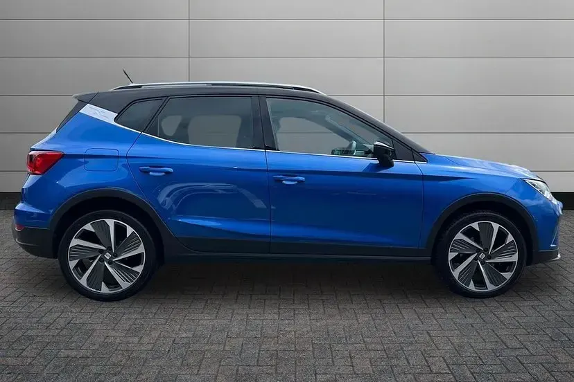 Used Seat Arona FR Sport 110 HP (80 kW) 2023 Sapphire blue with black roof SUV