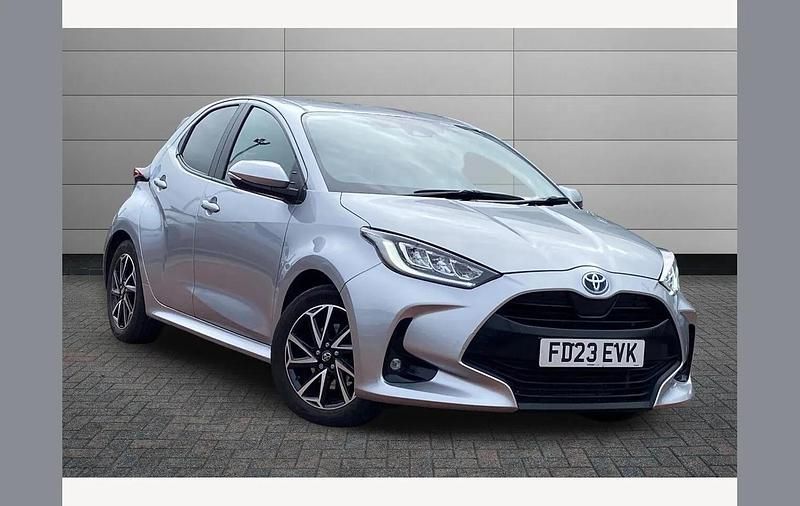 Used Toyota Yaris Hybrid Design 116 HP (85 kW) 2023 Silver Hatchback