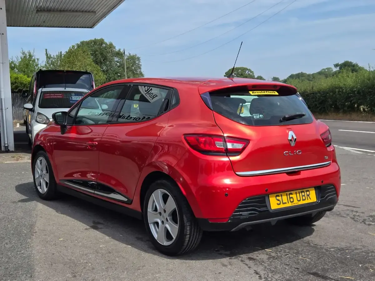 Used Renault Clio Dynamique 90 HP (66 kW) 2016 Red Hatchback