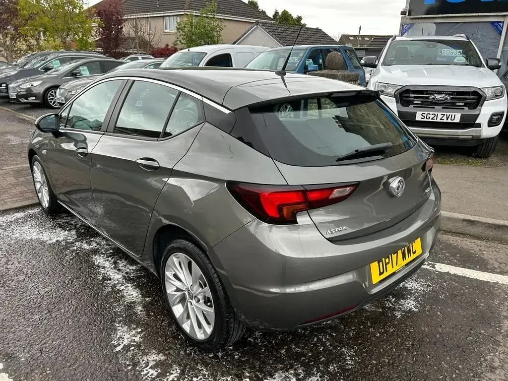 Usado Vauxhall Astra Design Edition 136 CV (100 kW) 2017 Gris Utilitario