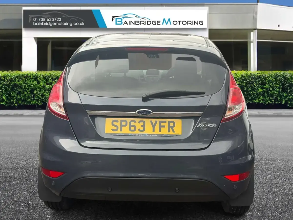 Usado Ford Fiesta Zetec 125 HP (91 kW) 2013 Cinzento Citadino