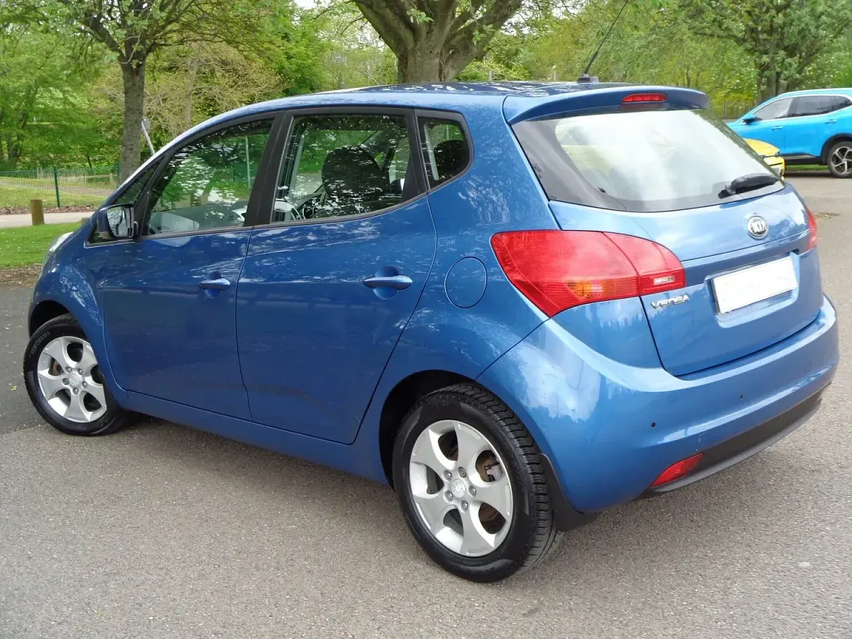 Used Kia Venga 125 HP (91 kW) 2015 Planet blue metallic Hatchback
