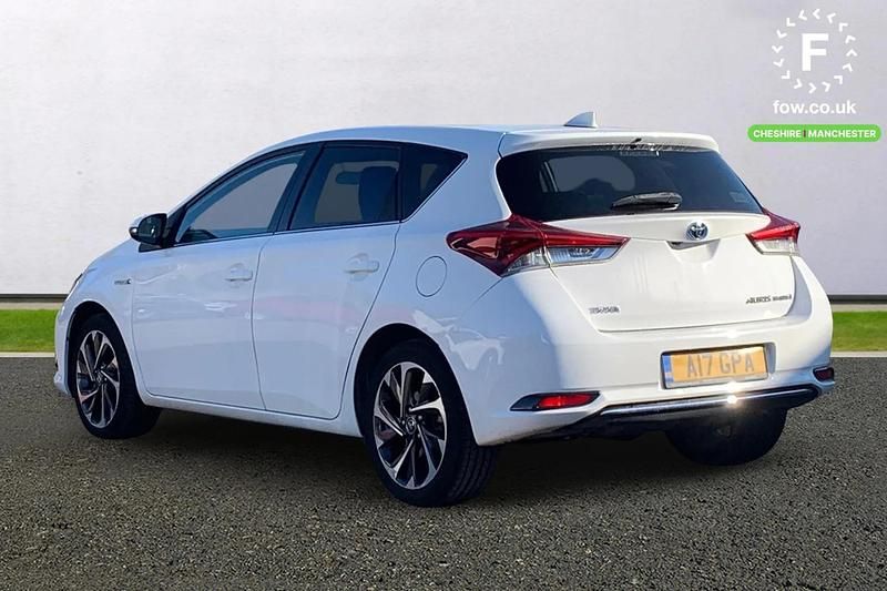 Used Toyota Auris Hybrid Design 136 HP (100 kW) 2016 White Hatchback