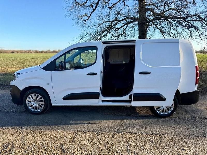 Used Peugeot Partner Premium 101 HP (74 kW) 2022 White MPV