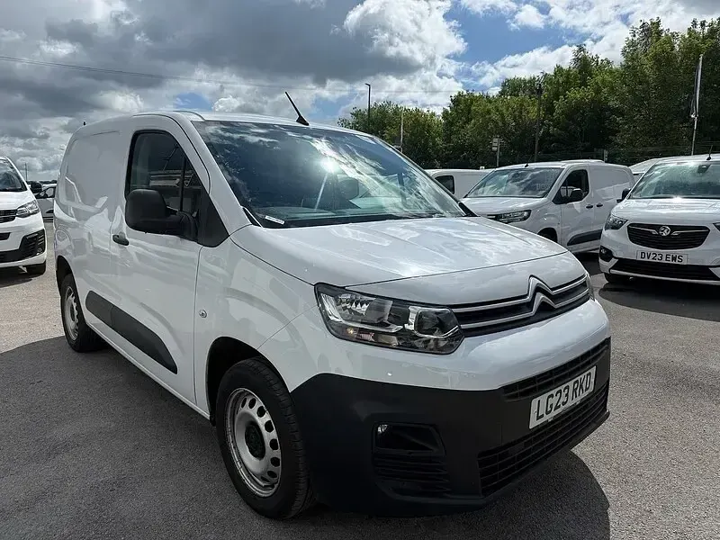 Used Citroën Berlingo 130 HP (95 kW) 2023 Icy white MPV