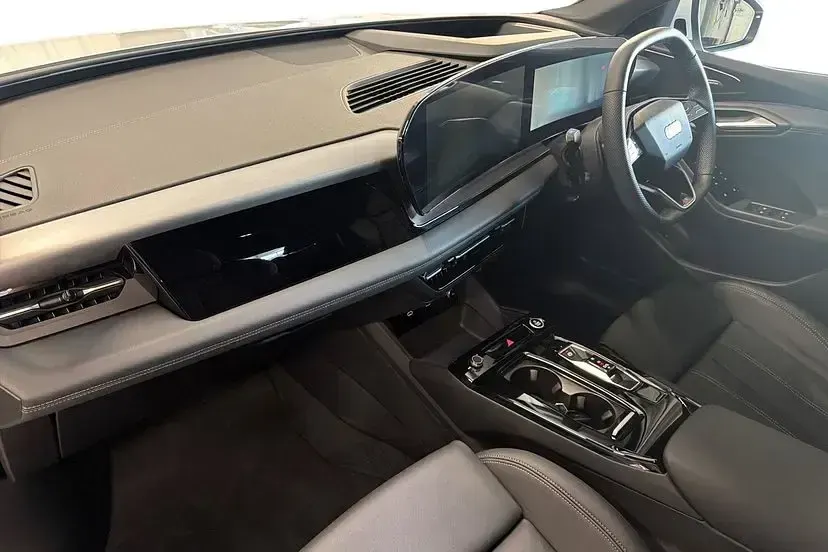 Used Audi Q6 Sportback e-tron Sport 183 kW (249 HP) 2025 Glacier white SUV