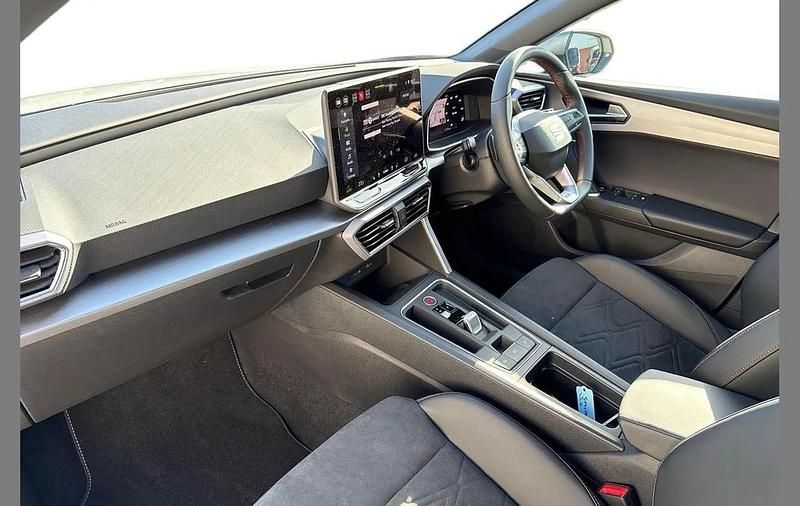 New Seat Leon FR Sport 147 HP (108 kW) 2025 White Hatchback