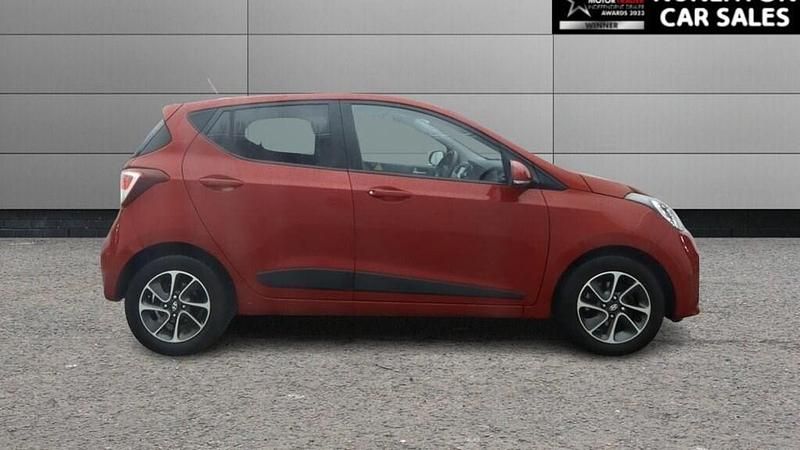 Usado Hyundai i10 Premium 87 CV (63 kW) 2018 Rojo Utilitario