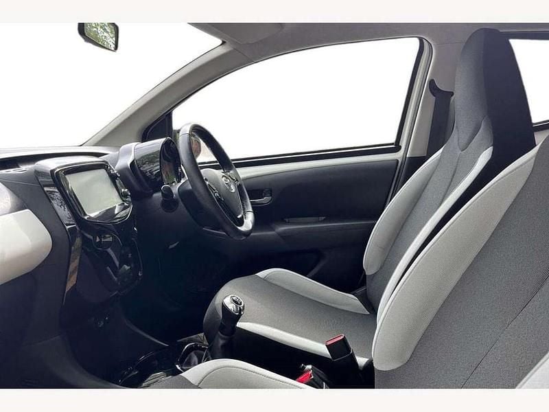 Usado Toyota Aygo x-press 68 HP (50 kW) 2018 Branco Citadino