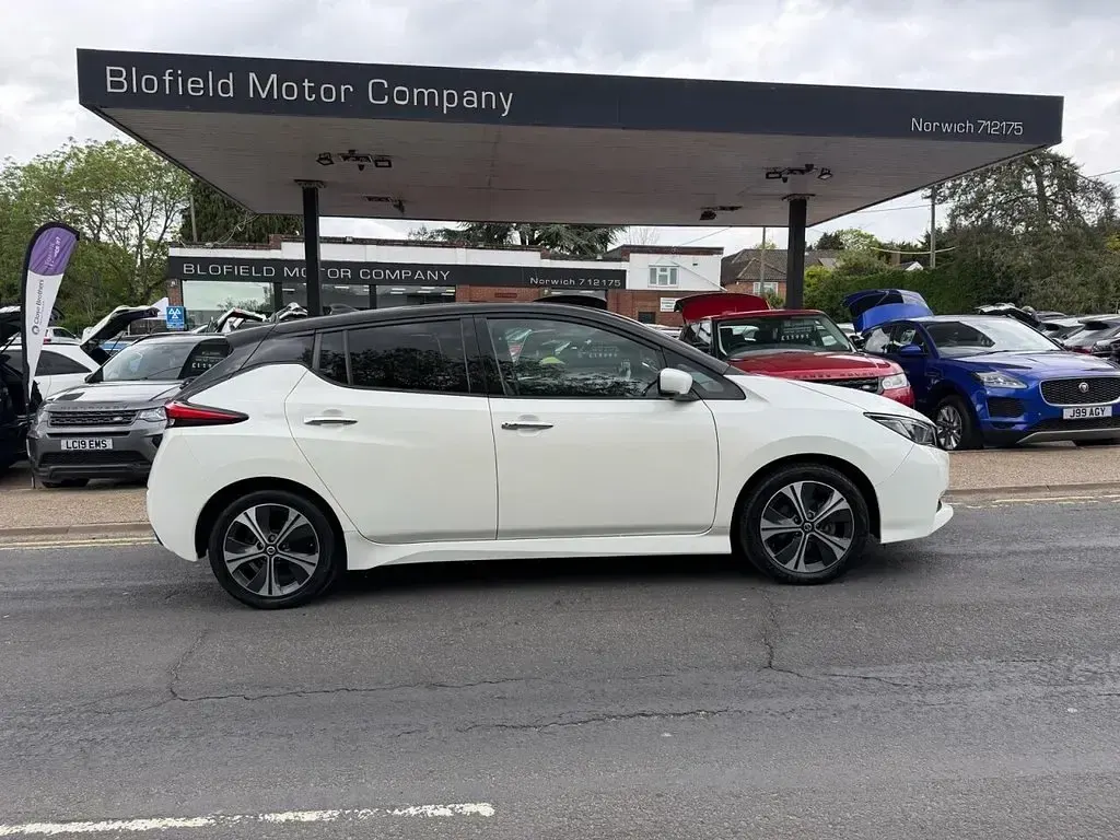 Used Nissan Leaf N-Connecta 110 kW (150 HP) 2021 White Hatchback