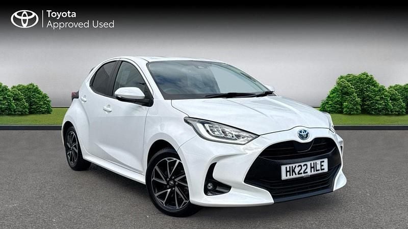 Pure white Used 2022 Toyota Yaris Hybrid Design | £15,624 (Good price) - Image 1/4