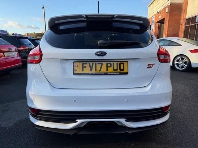 Used Ford Focus ST 250 HP (183 kW) 2017 White Hatchback