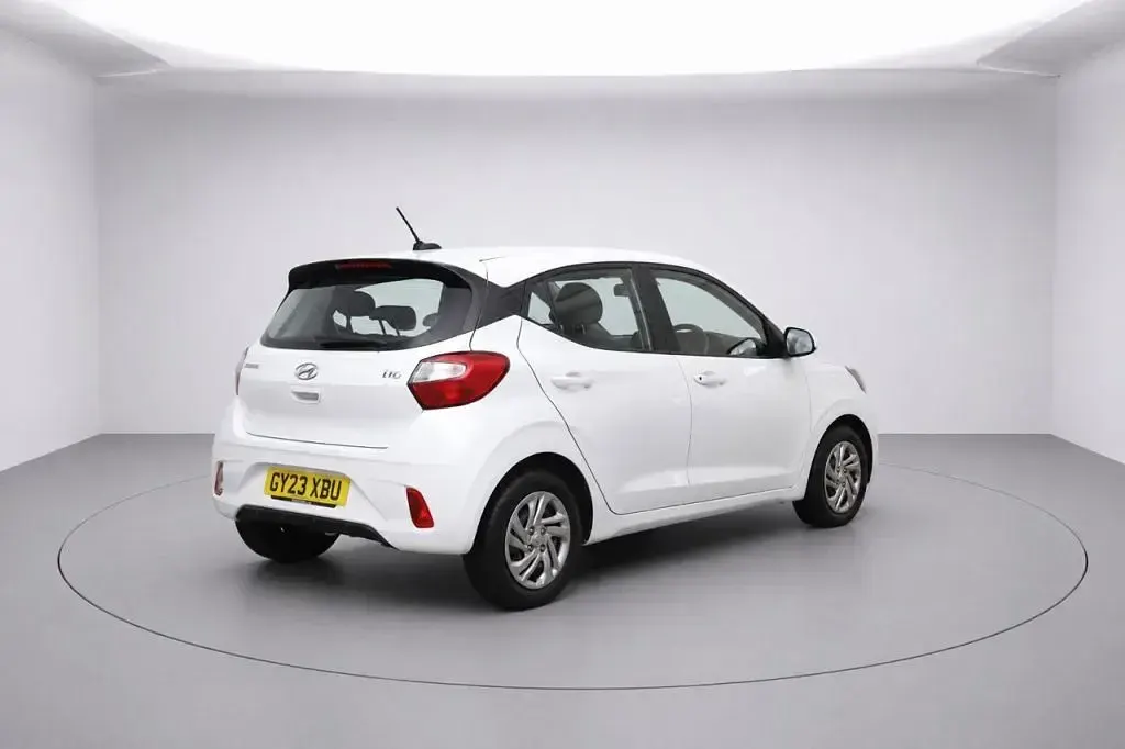 Used Hyundai i10 SE 67 HP (49 kW) 2023 White Hatchback