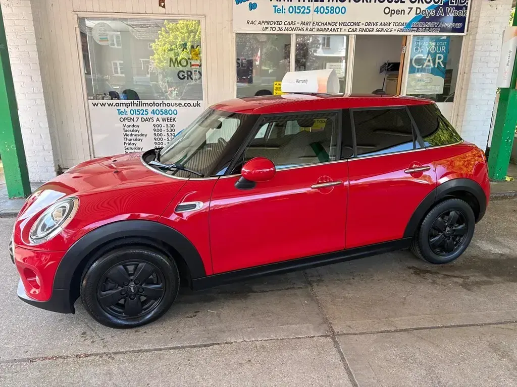 Begagnad Mini Cooper Hatch 2018 Röd Halvkombi