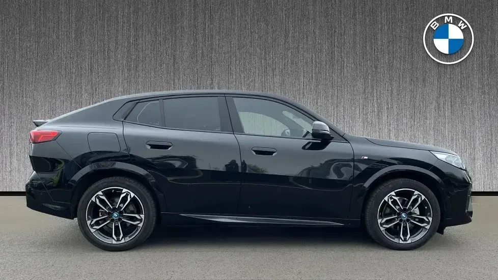 Usado BMW iX2 M Sport 147 kW (201 HP) 2025 Preto SUV