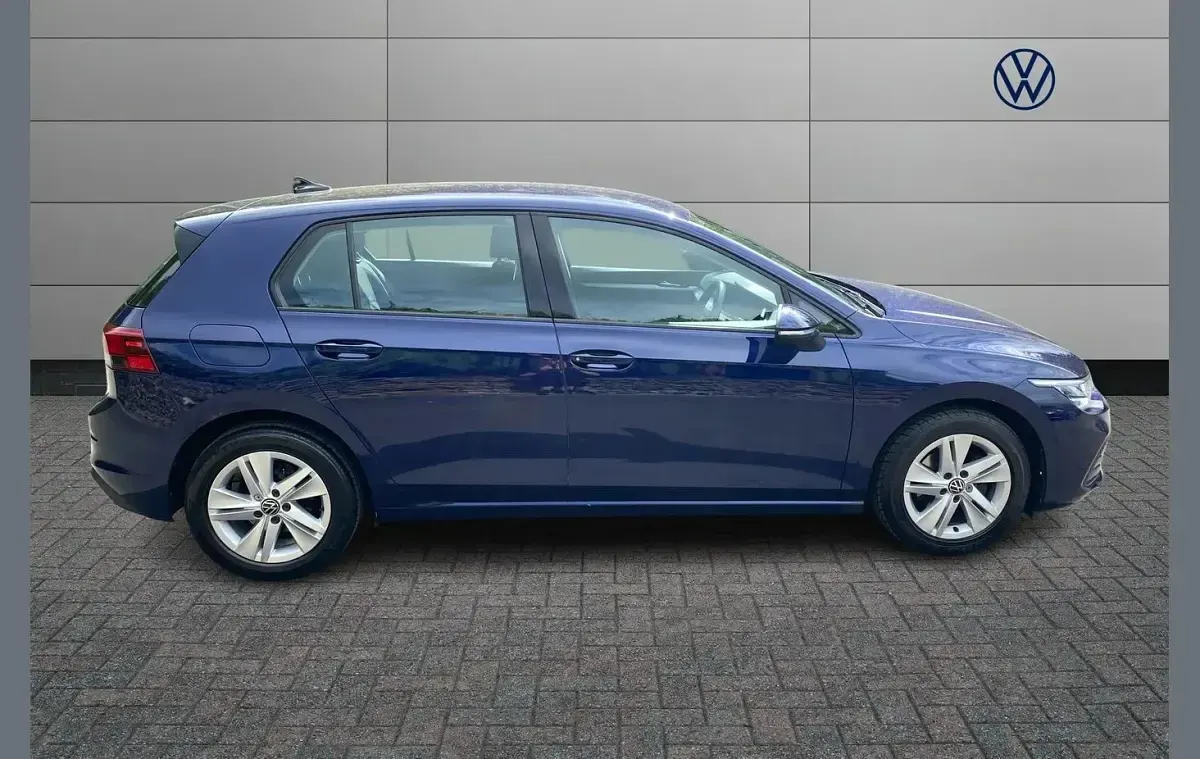 Used VW Golf VIII Life 110 HP (80 kW) 2022 Blue Hatchback