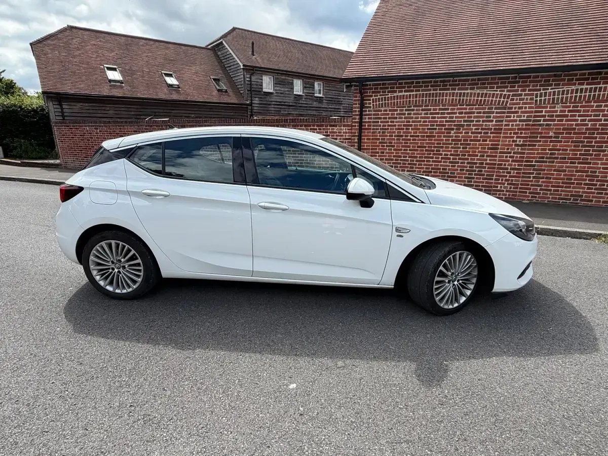 Used Vauxhall Astra Elite 122 HP (89 kW) 2020 White Hatchback