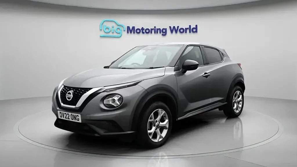 Usado Nissan Juke N-Connecta 114 HP (83 kW) 2022 Cinzento SUV