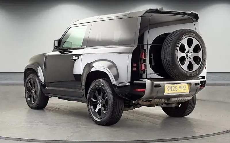 Used Land Rover Defender HSE Dynamic 250 HP (183 kW) 2025 Santorini black SUV