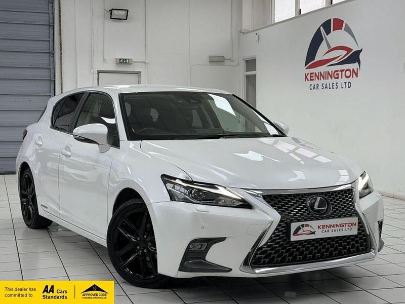 Used Lexus CT200h 136 HP (100 kW) 2017 White Hatchback