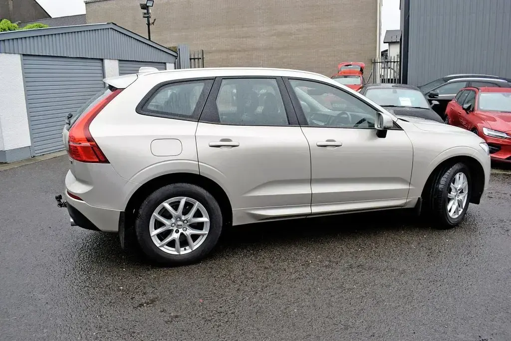 Used Volvo XC60 Momentum 2018 Gold SUV