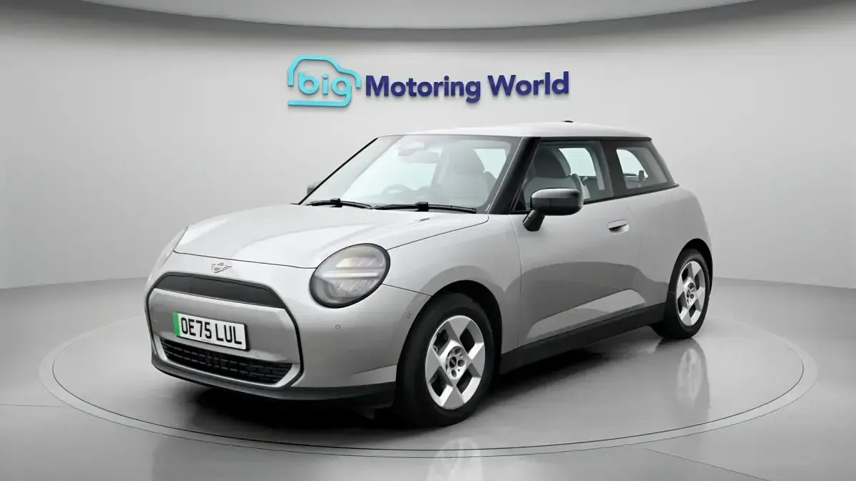 Begagnad Mini Cooper Classic 135 kW (184 HK) 2025 Silver Halvkombi