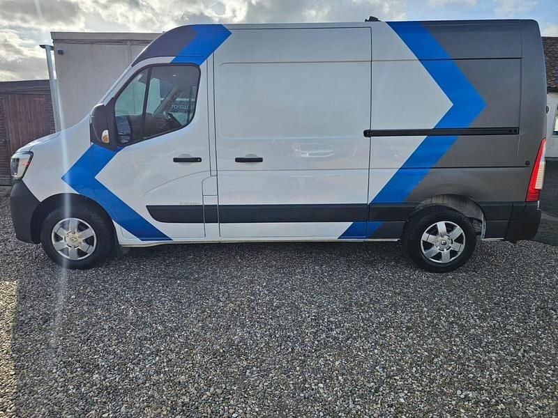 Käytetty Renault Master Business 135 HP (99 kW) 2023 Valkoinen Tila-auto