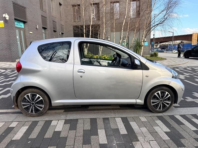 Used Toyota Aygo 67 HP (49 kW) 2006 Silver Hatchback