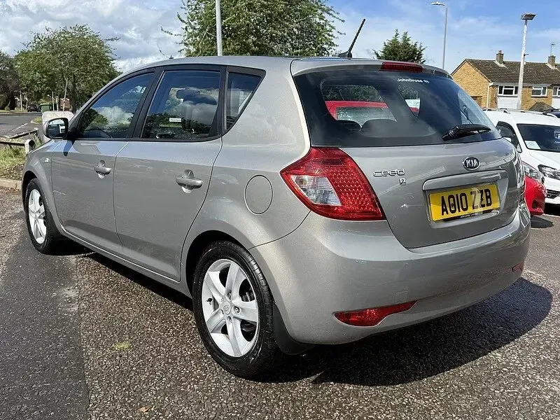 Used Kia Ceed 126 HP (92 kW) 2010 Silver Hatchback