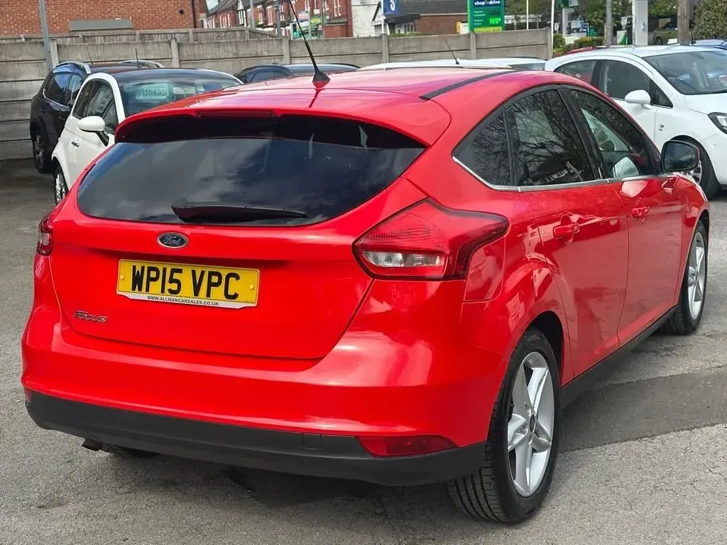 Begagnad Ford Focus Zetec 115 HK (84 kW) 2015 Röd Halvkombi