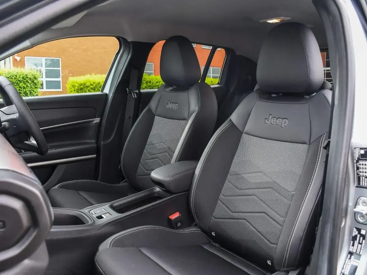 Used Jeep Avenger EV Summit 113 kW (154 HP) 2024 Grey SUV