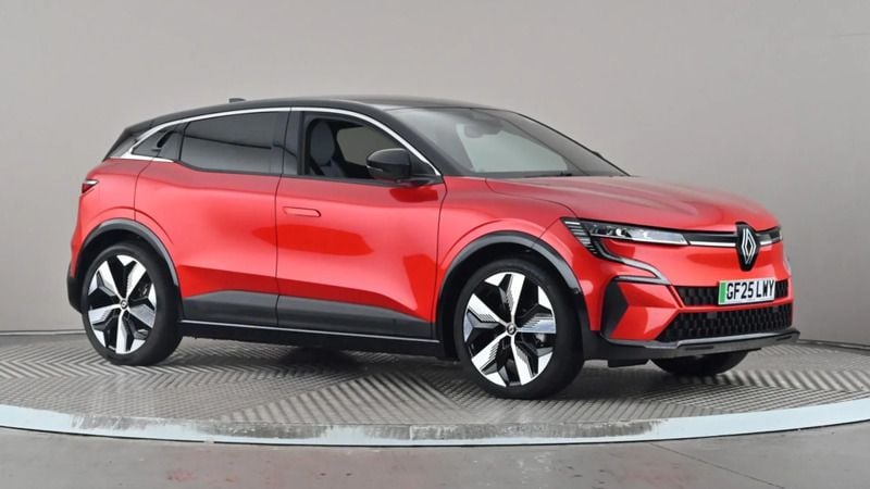 Red/black New 2025 Renault Mégane Komfort Hatchback | £24,798 (A bit pricey) - Image 1/3