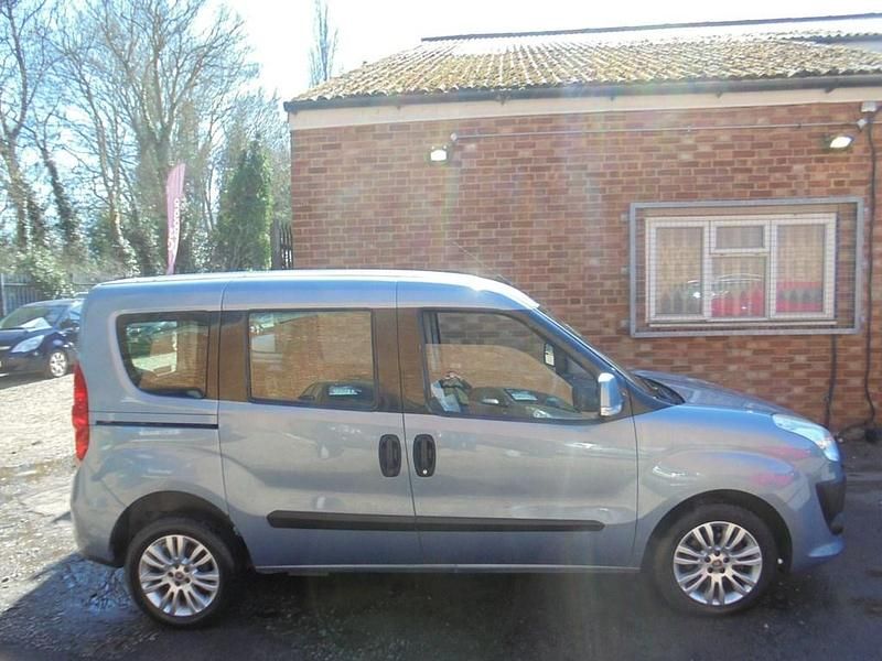 Begagnad Fiat Doblò S 2011 Blå Minibuss