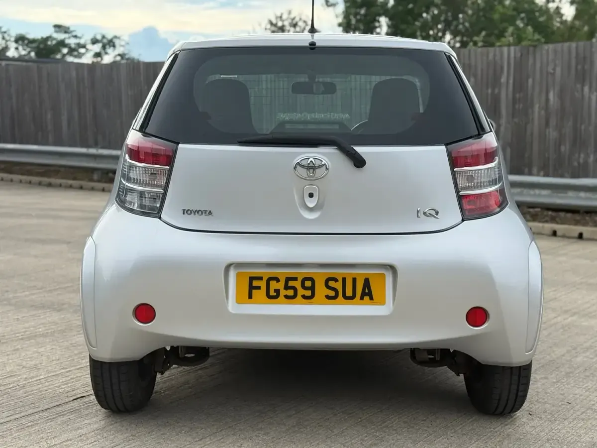 Used Toyota iQ 68 HP (50 kW) 2009 Silver Hatchback