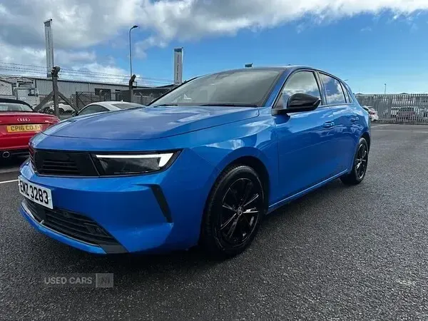 Begagnad Vauxhall Astra Design Edition 130 HK (95 kW) 2024 Blå Halvkombi
