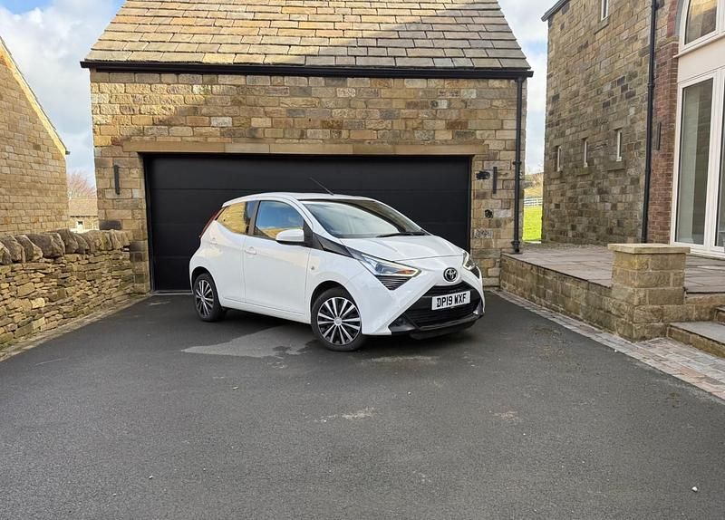 Used Toyota Aygo X-play 2019 White Hatchback