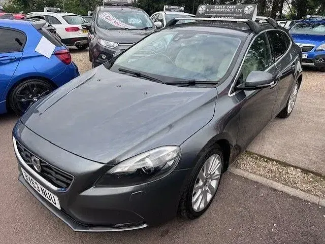 Usado Volvo V40 SE Lux 115 HP (84 kW) 2013 Cinzento Citadino