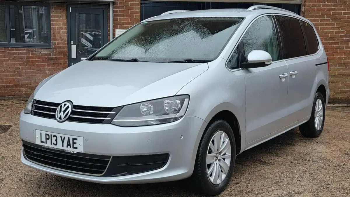 Usado VW Sharan SE 140 HP (102 kW) 2013 Prateado Monovolume