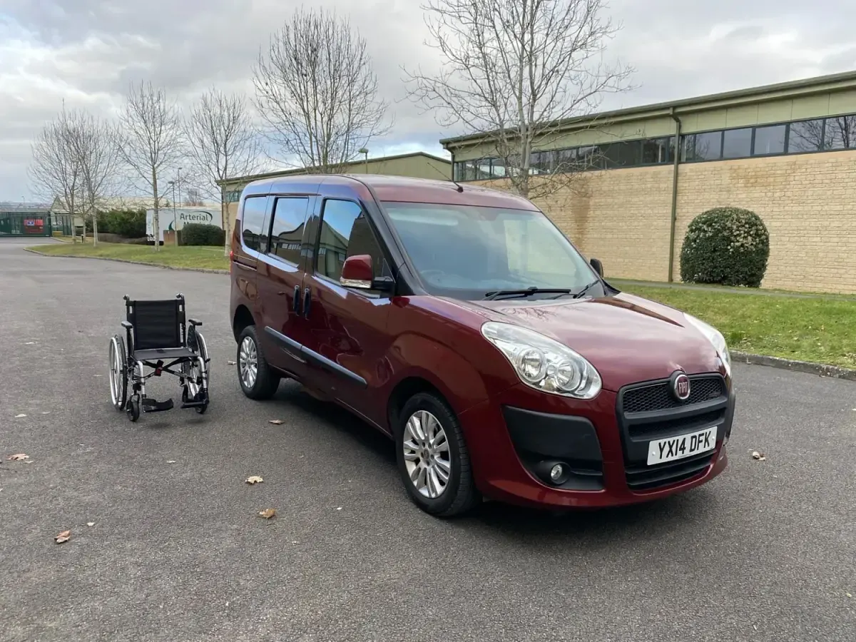 Begagnad Fiat Doblò 105 HK (77 kW) 2014 Röd Minibuss