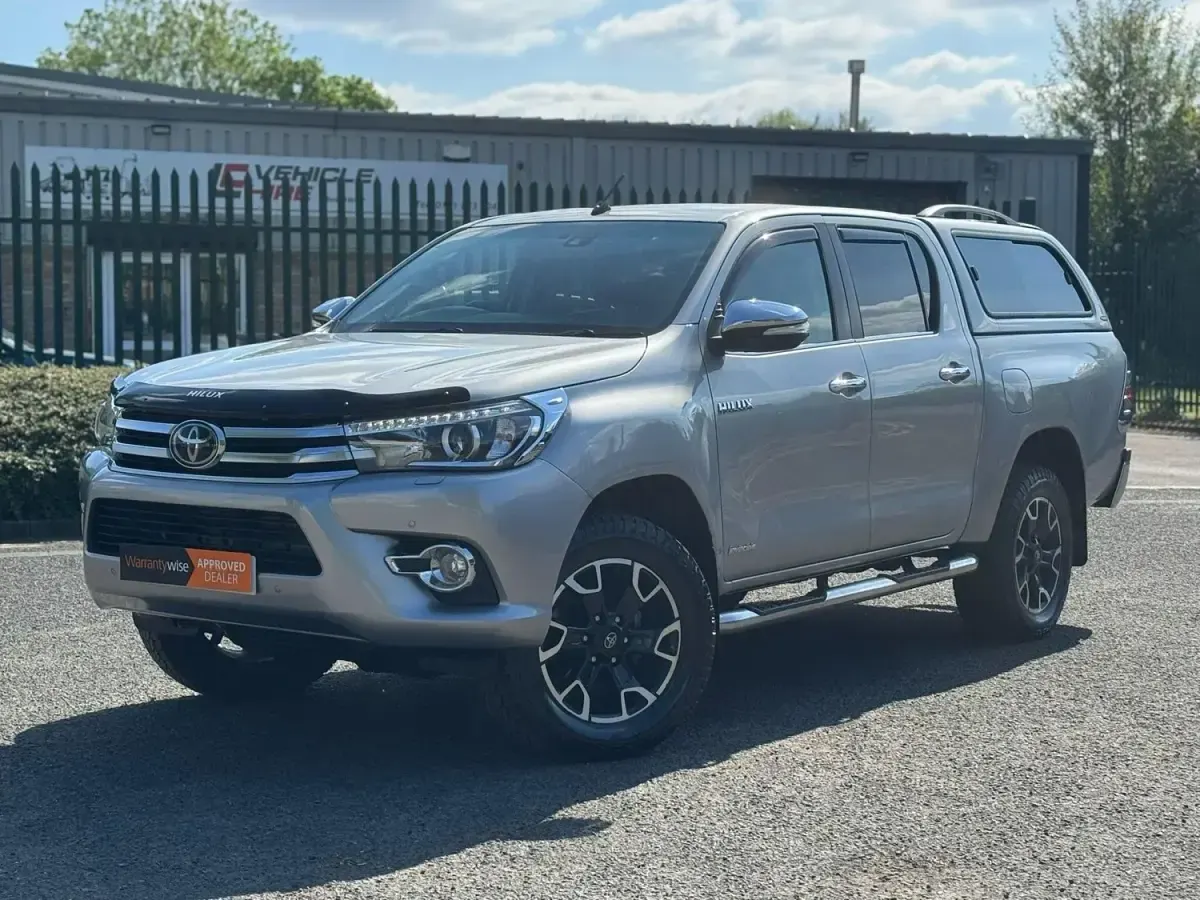Używany Toyota HiLux 150 KM (110 kW) 2017 Srebrny Pickup